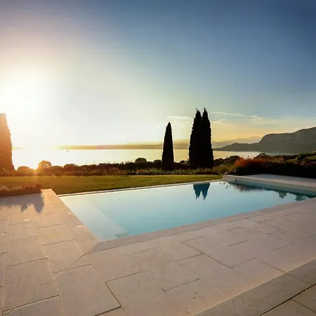 Nyaraló With Infinity Pool Overlooking Garda *