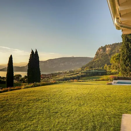 With Infinity Pool Overlooking Garda Nyaraló Bardolino